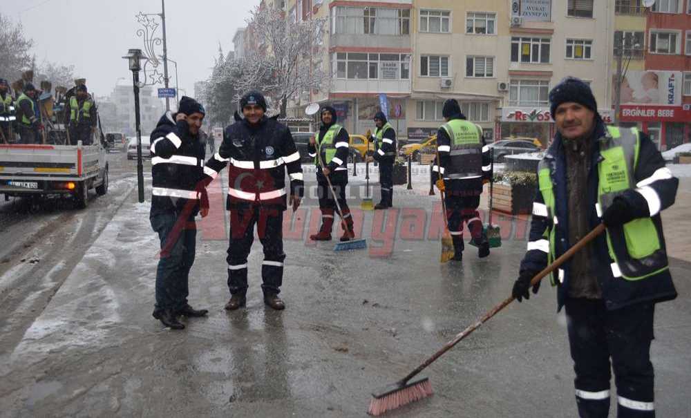 Belediye Ekipleri Tuzlama Çalışması Yaptı