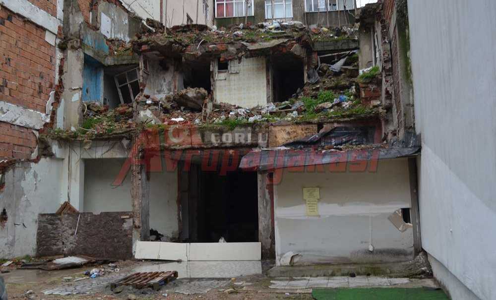 Metruk Bina Yıkılmayı Bekliyor