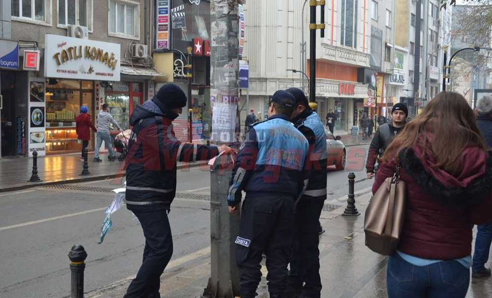 Zabıtalar Direklerdeki Afişleri Temizledi