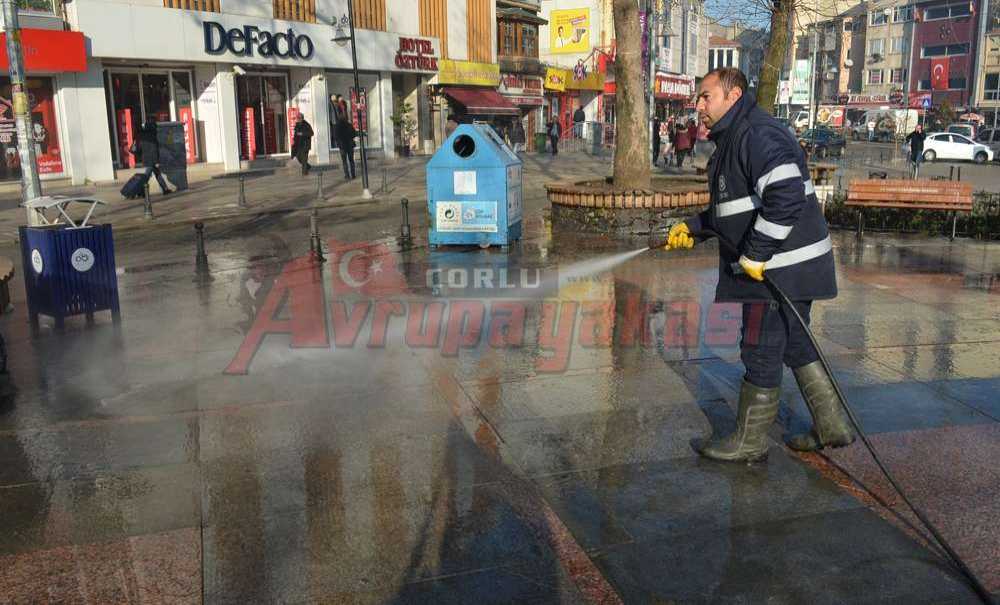 Cumhuriyet Meydanı Tazyikli Suyla Temizlendi