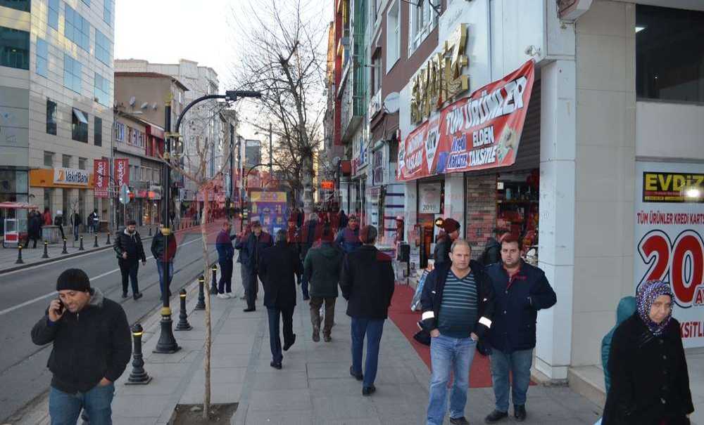 Vatandaşlar Yeni Yıl Kutlamaları İçin Hazırlık Yaptı