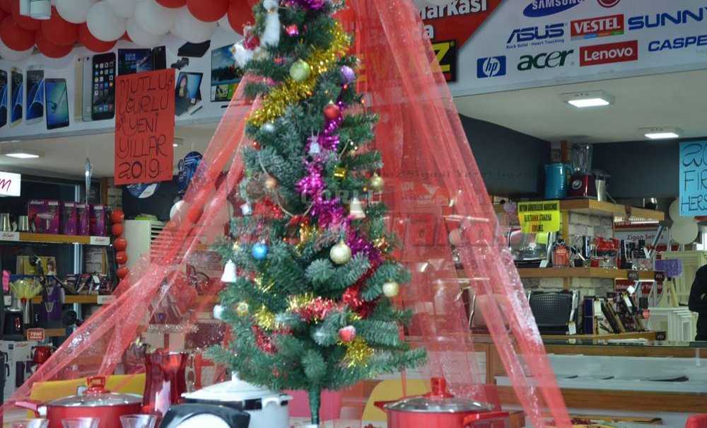 Vatandaşlar Yeni Yıl Kutlamaları İçin Hazırlık Yaptı