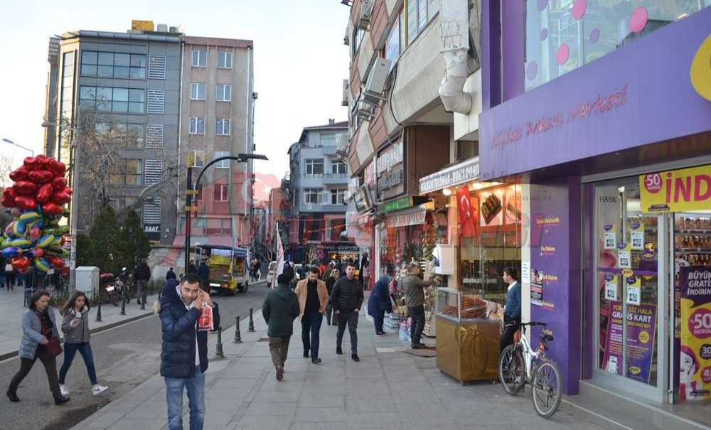 Vatandaşlar Yeni Yıl Kutlamaları İçin Hazırlık Yaptı