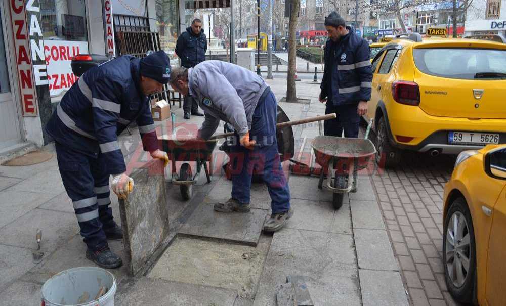 Kırılan Kaldırım Taşları Yenilendi