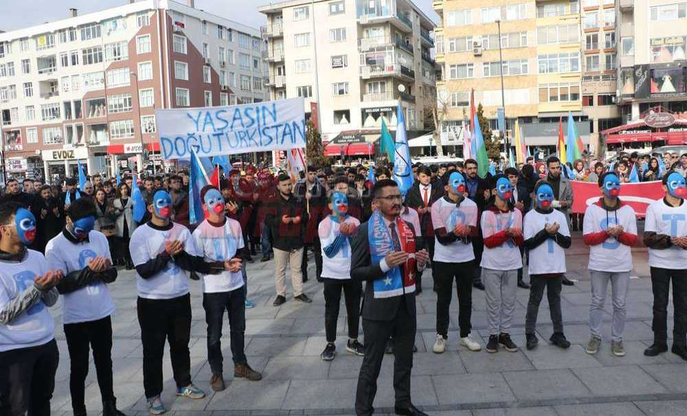 Ülkü Ocakları Yürüyüş Düzenledi