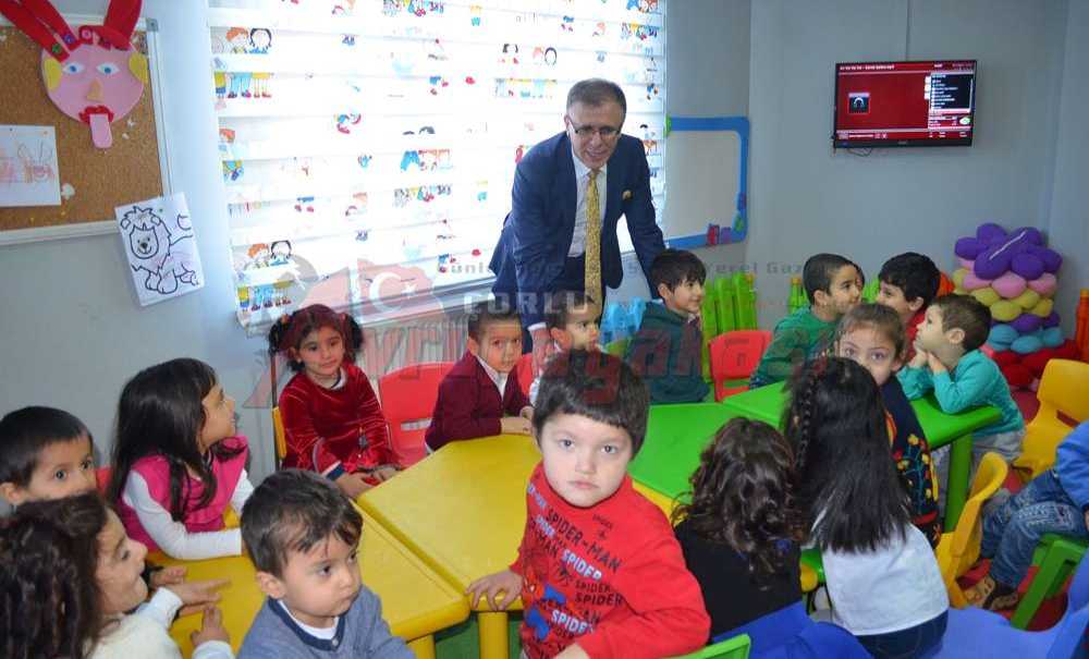 Çocuklara Hediyeler Dağıttı