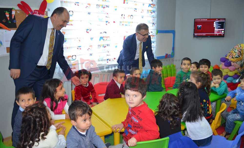 Çocuklara Hediyeler Dağıttı