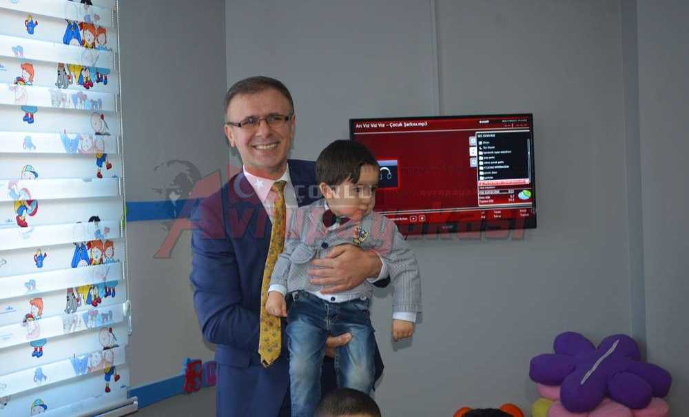 Çocuklara Hediyeler Dağıttı