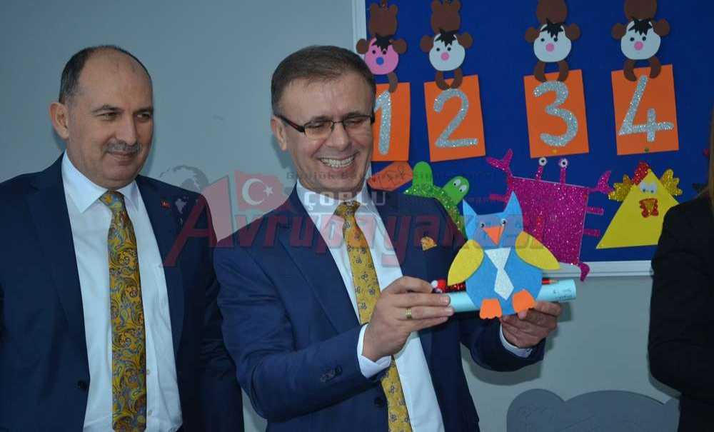 Çocuklara Hediyeler Dağıttı