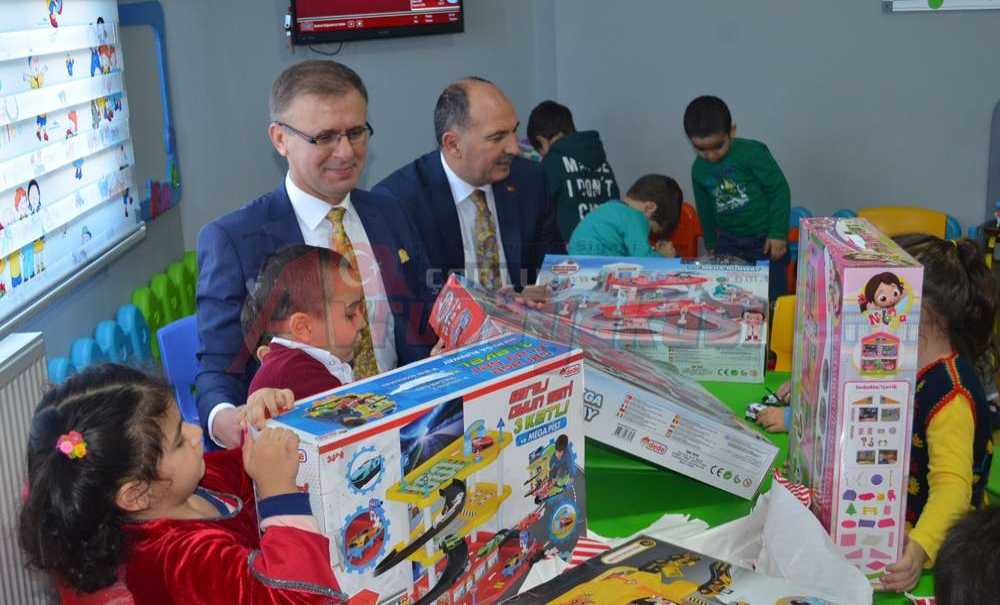 Çocuklara Hediyeler Dağıttı