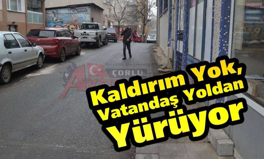 Kaldırım Yok Vatandaşlar Yoldan Yürüyor