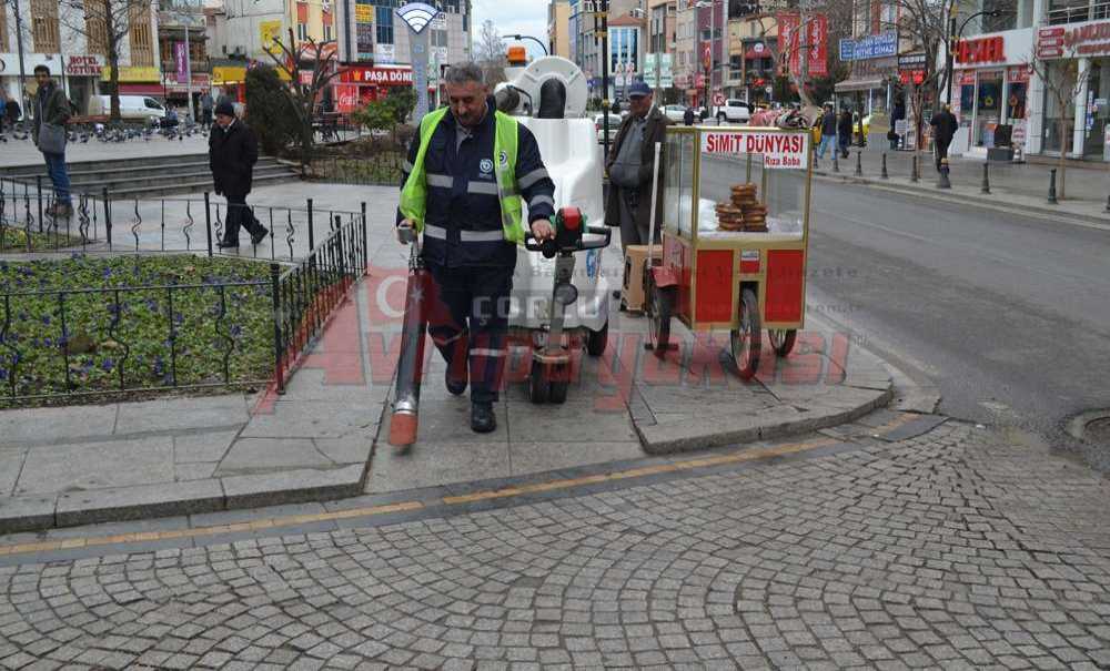 Caddeleri Her Gün Temizliyor
