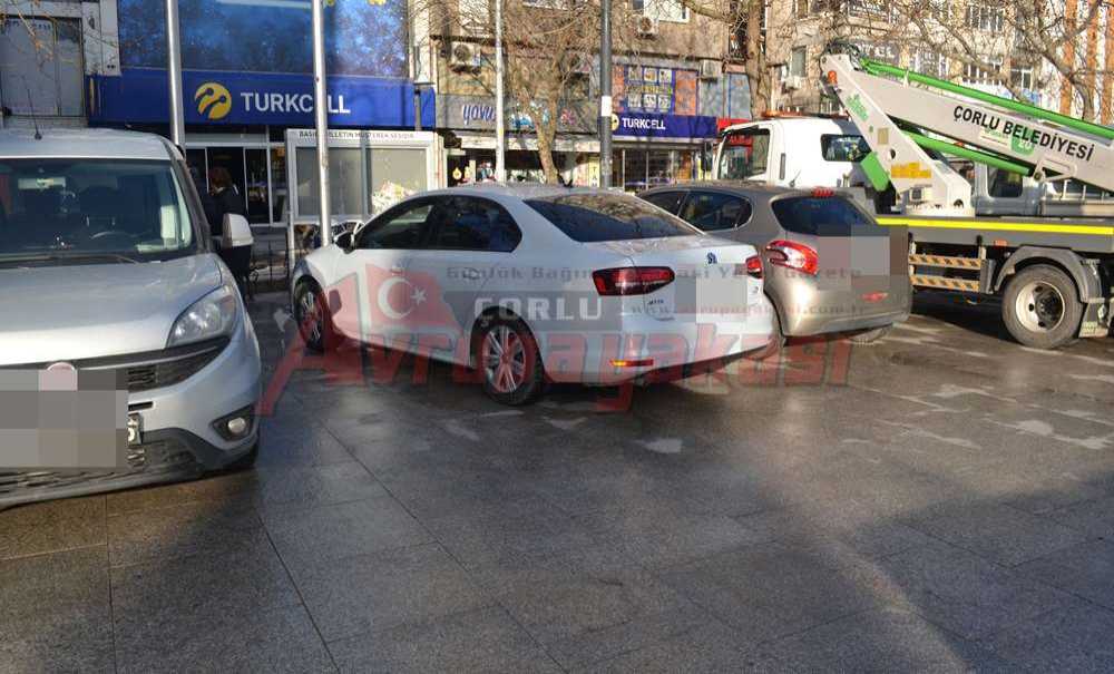 Belediyenin Önü Otoparka Dönüştü