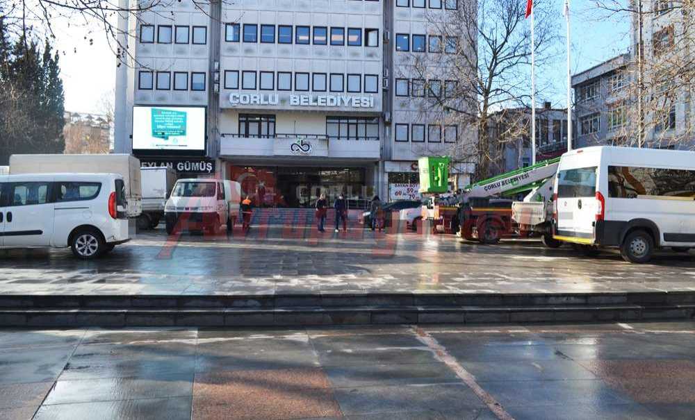 Belediyenin Önü Otoparka Dönüştü