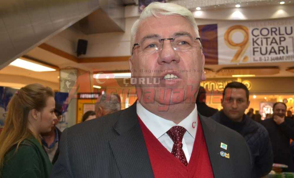 Yakasında İyi Parti Rozetiyle Geziyor