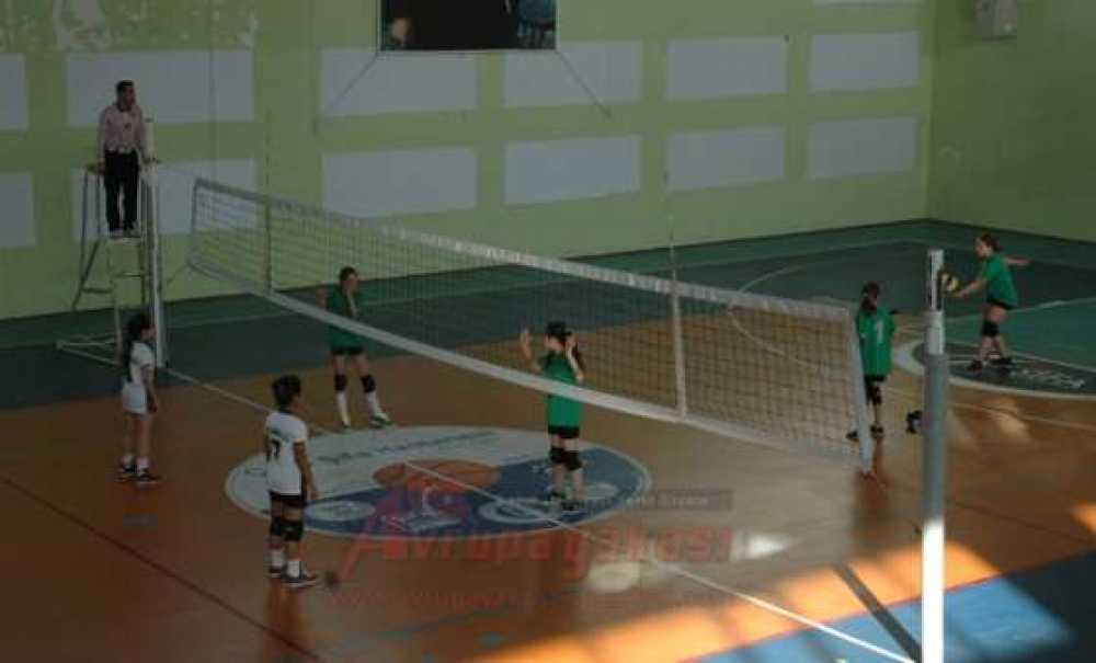 Mini Voleybolda Heyecan Dorukta