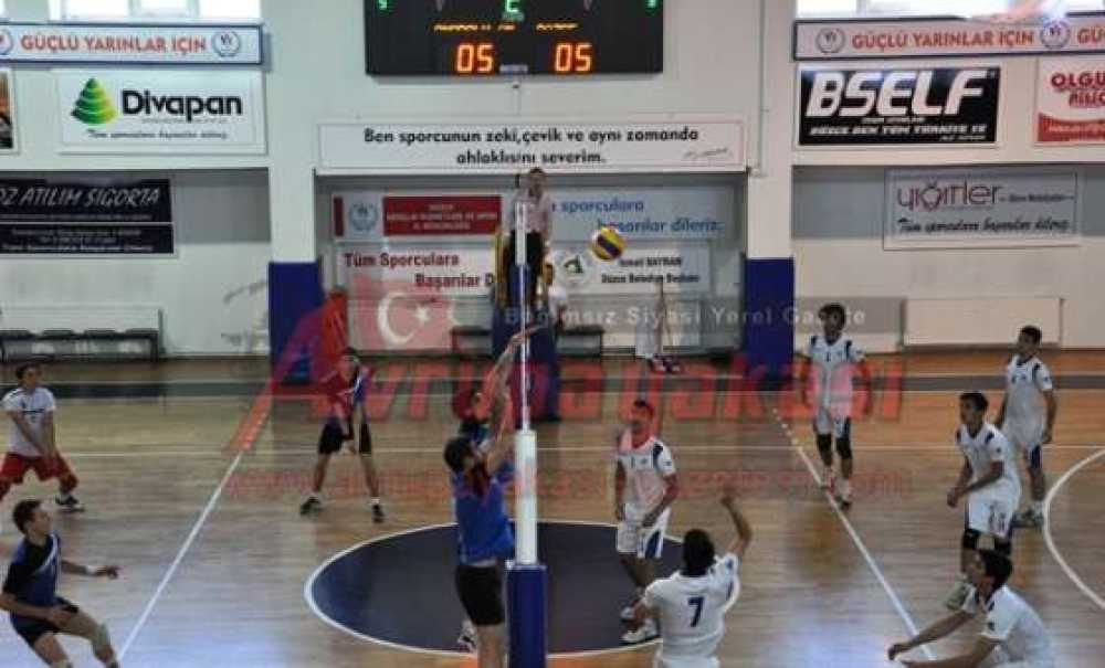 Çorlu Belediyesi`nin Genç Voleybolcuları Finale Yükseldi