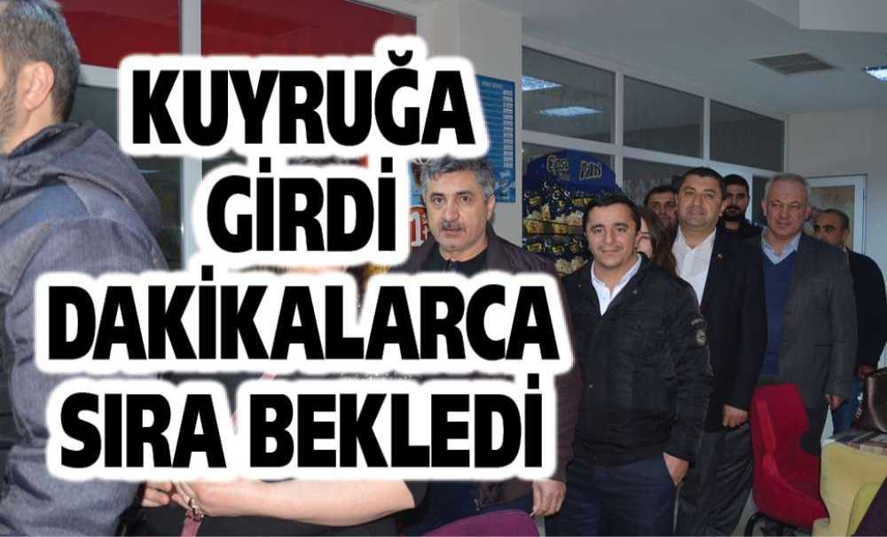 Kuyruğa Girdi Dakikalarca Sıra Bekledi
