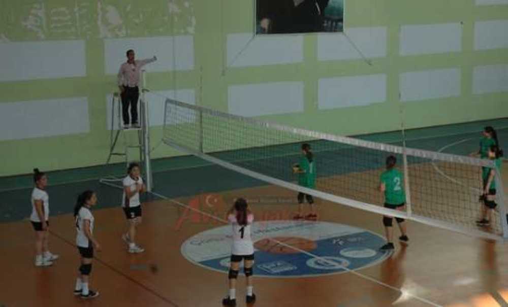 Mini Voleybolda Heyecan Dorukta
