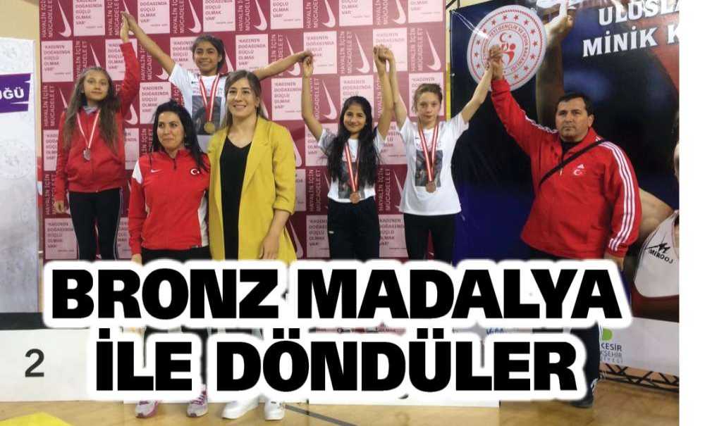 Bronz Madalya İle Döndüler