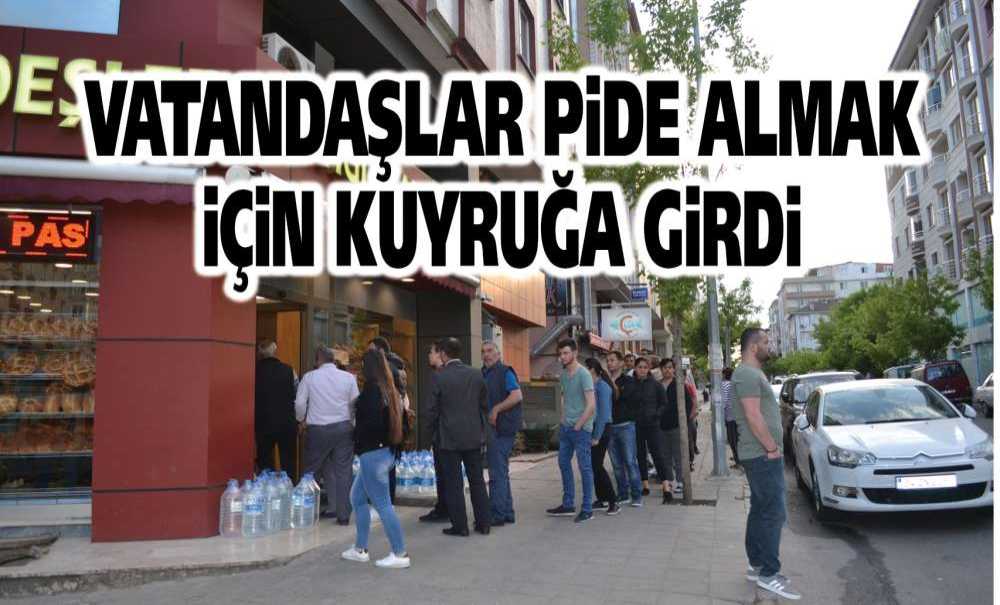 Vatandaşlar Pide Almak İçin Kuyruğa Girdi