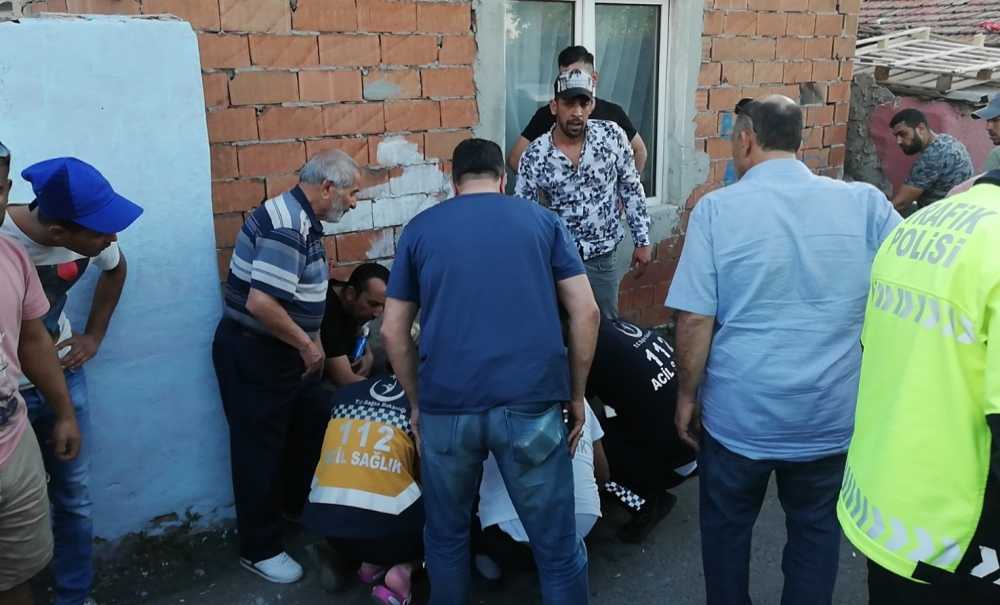 Otomobille Polislere Çarptılar, 3 Polis Yaralı