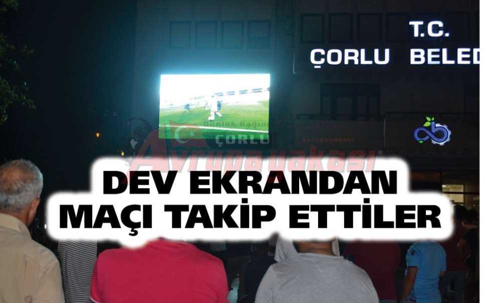 Dev Ekrandan Maçı Takip Ettiler