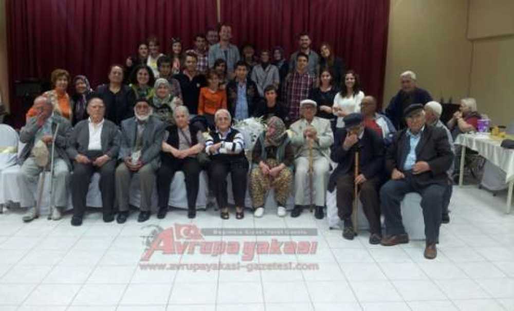 Çorlu Myo Öğrencilerinden Huzurevi Ziyareti