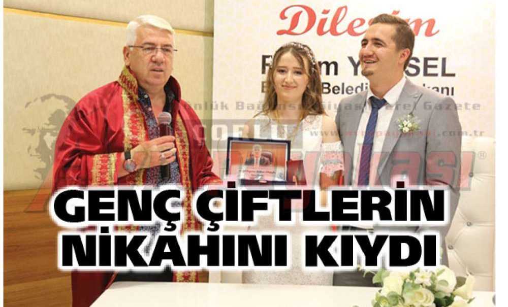 Genç Çiftlerin Nikahını Kıydı
