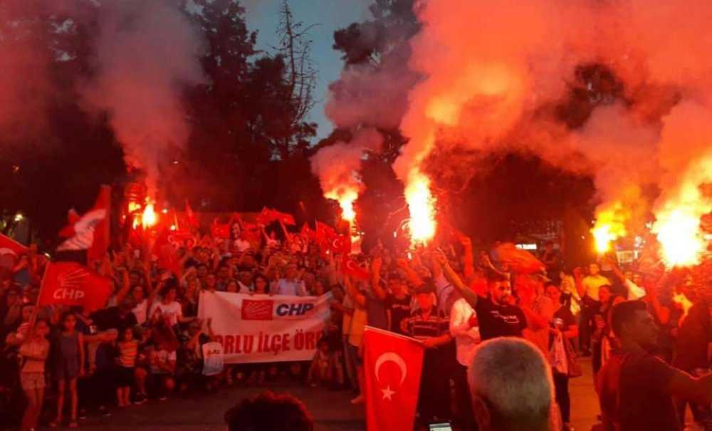 Seçim Sonuçlarını Coşkuyla Kutladılar