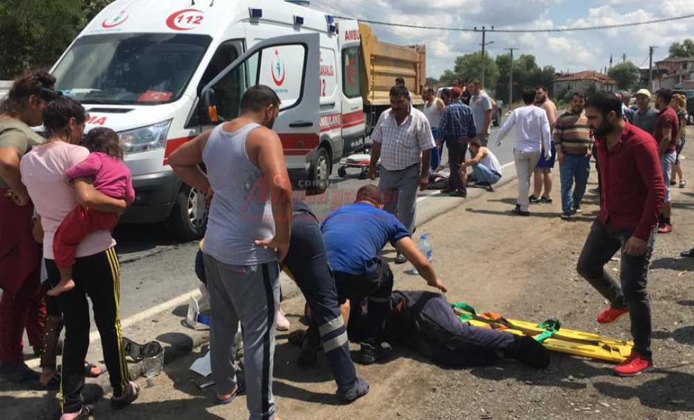 Otomobil İle Motosiklet Kafa Kafaya Çarpıştı, 1'i Ağır 2 Yaralı