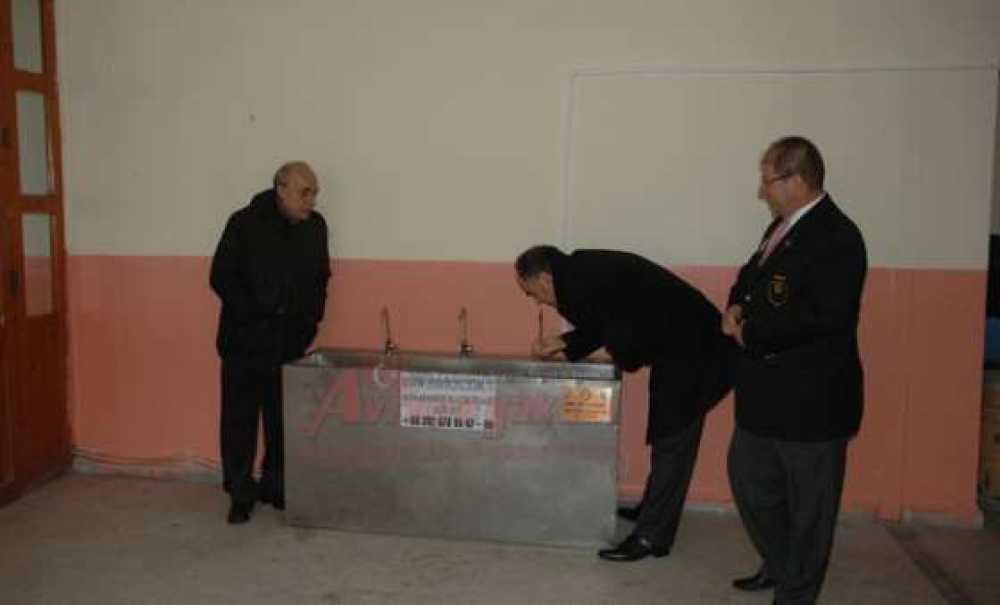 Rotaract`lardan Vali Şenol Engin İlkokuluna Arıtma Cihazı