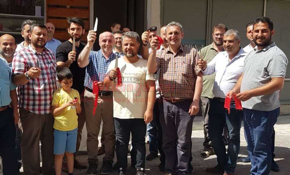 Kurdeleyi Bıçakla Kestiler