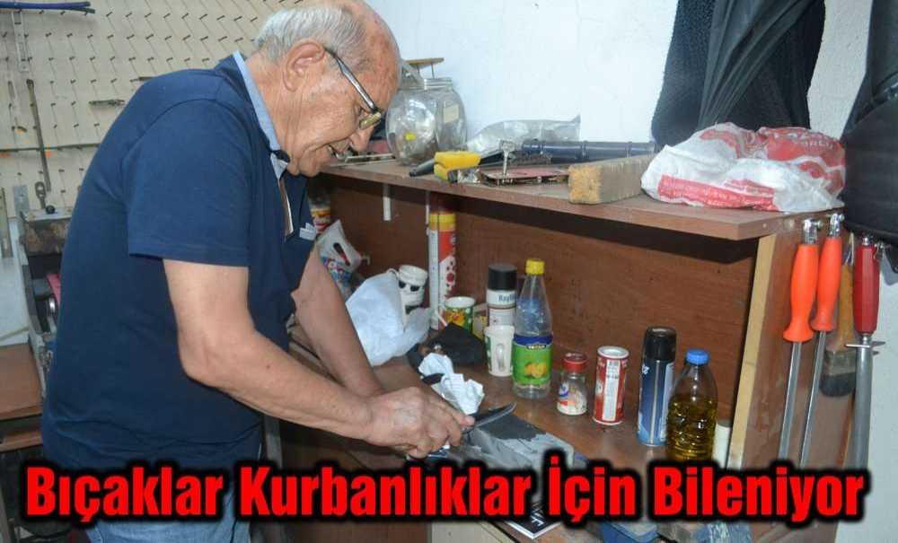 Bıçaklar Kurbanlıklar İçin Bileniyor