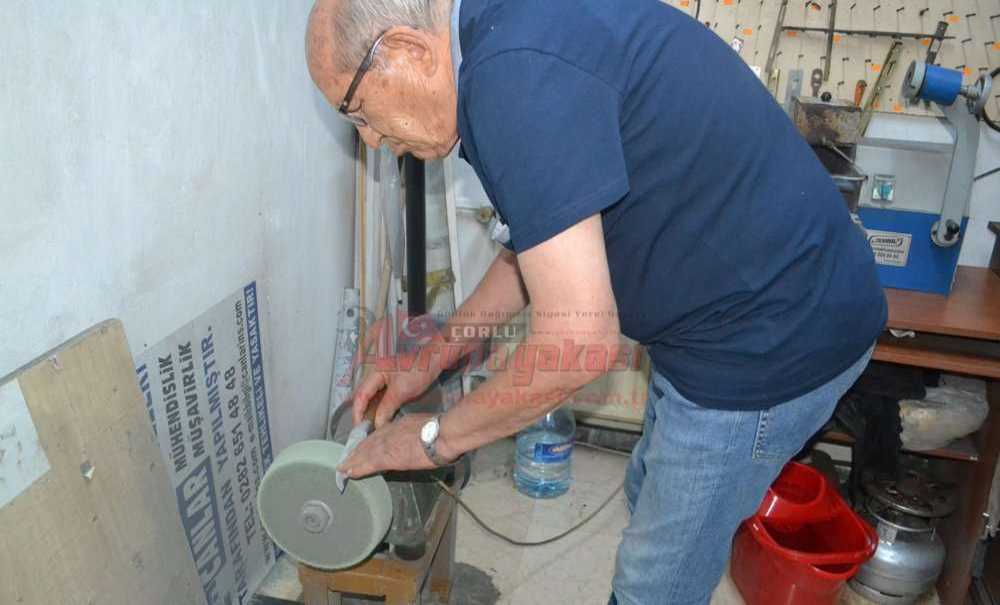 Bıçaklar Kurbanlıklar İçin Bileniyor