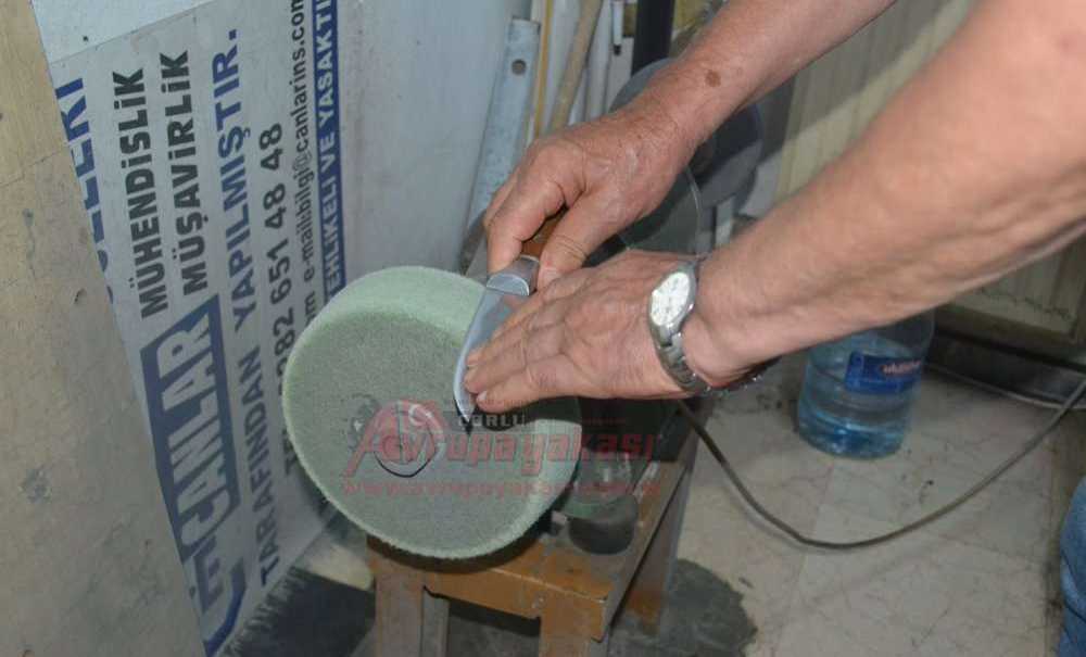 Bıçaklar Kurbanlıklar İçin Bileniyor