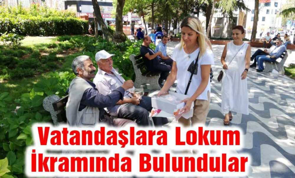 Vatandaşlara Lokum İkramında Bulundular