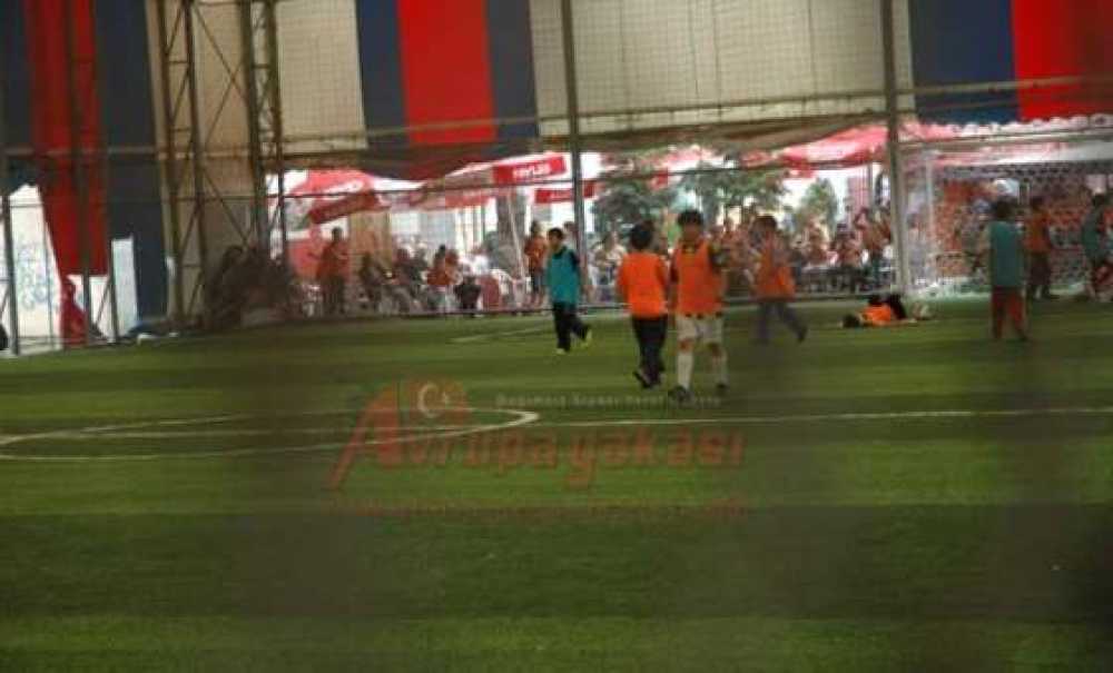 Okul Maçlarında Öğrenciler Sahada Arkadaşları Kenarda Ter Döküyor