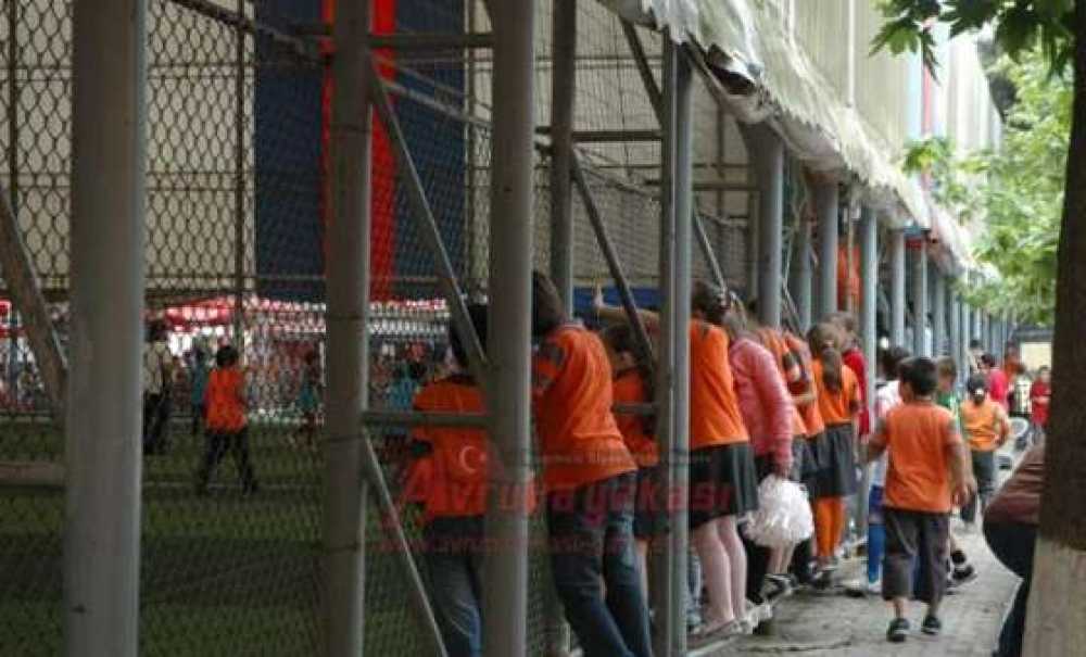 Okul Maçlarında Öğrenciler Sahada Arkadaşları Kenarda Ter Döküyor