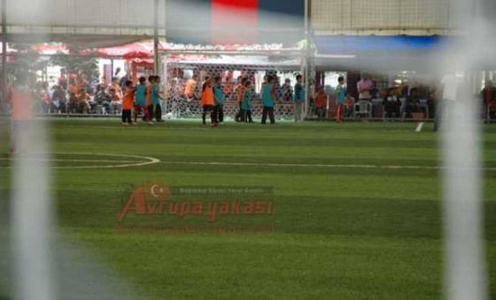 Okul Maçlarında Öğrenciler Sahada Arkadaşları Kenarda Ter Döküyor