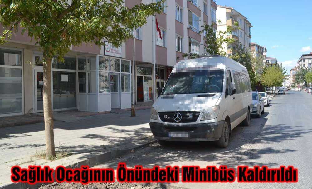 Sağlık Ocağının Önündeki Minibüs Kaldırıldı