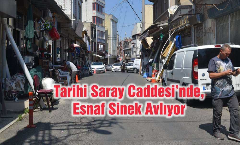 Tarihi Saray Caddesi'nde, Esnaf Sinek Avlıyor