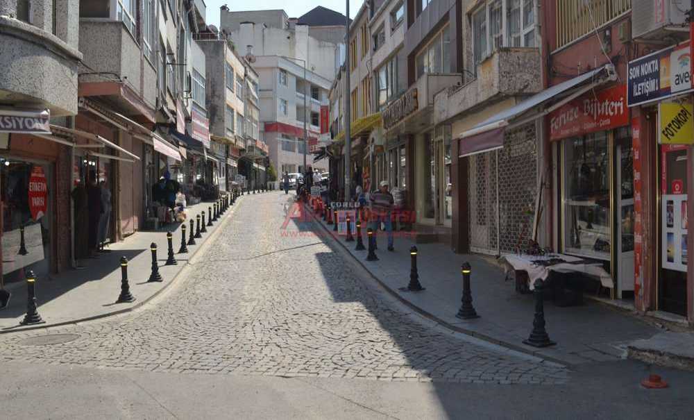 Tarihi Saray Caddesi'nde, Esnaf Sinek Avlıyor