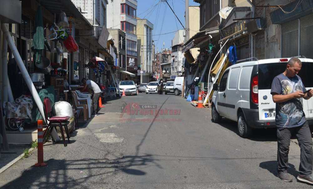 Tarihi Saray Caddesi'nde, Esnaf Sinek Avlıyor