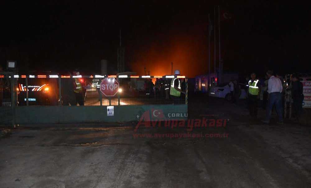 Alevler Zifiri Karanlığı Aydınlattı