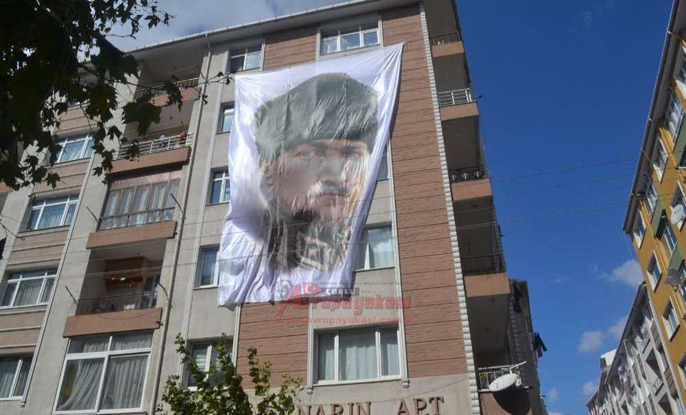 Cadde Türk Bayrağı Ve Atatürk Posterleriyle Süslendi