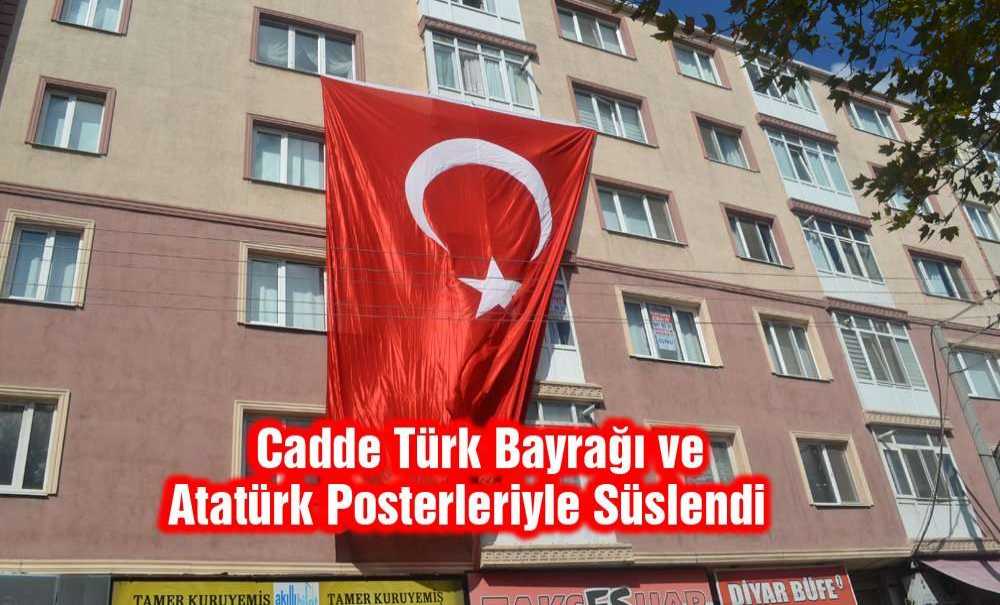 Cadde Türk Bayrağı Ve Atatürk Posterleriyle Süslendi