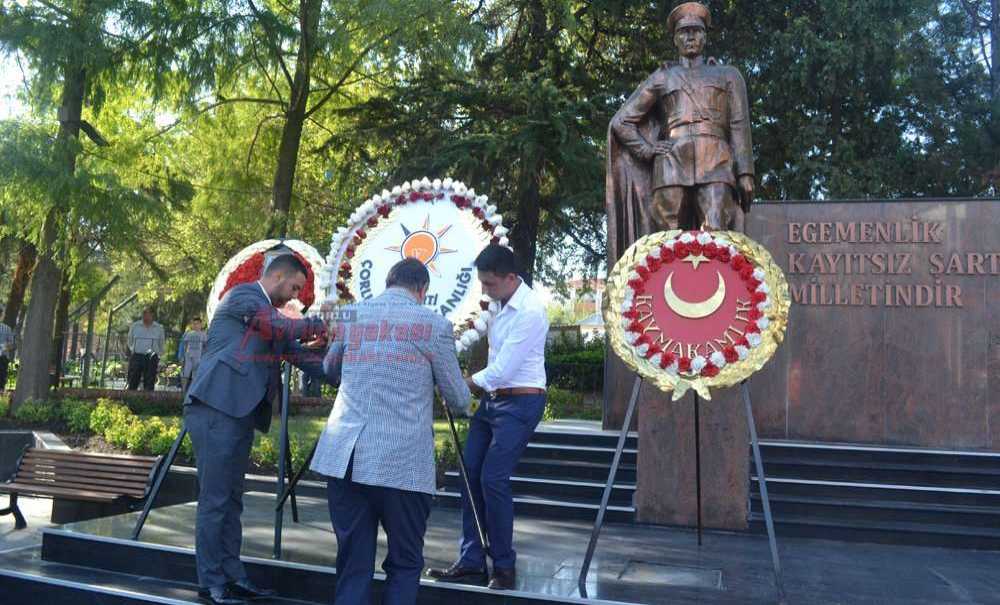 Siyasi Partiler Çelenk Bıraktı