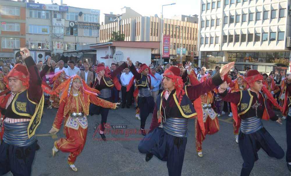 Festival Renkli Görüntülerle Başladı