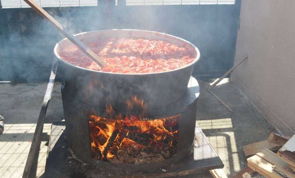 Kışlık Yiyecekler Için Kazanlar Kaynatılıyor